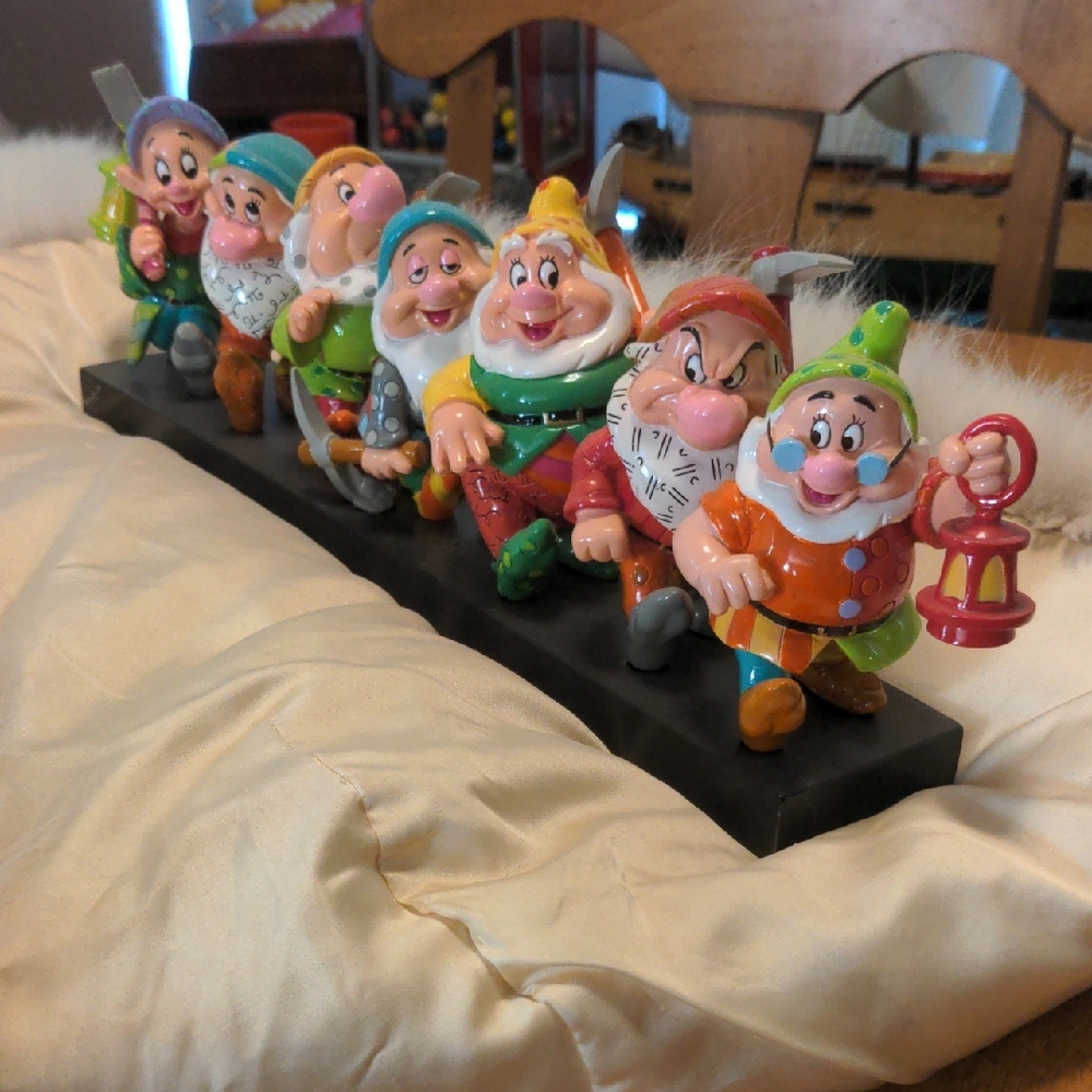 Disney Seven Dwarfs Holiday Figurine Set - Multicolor